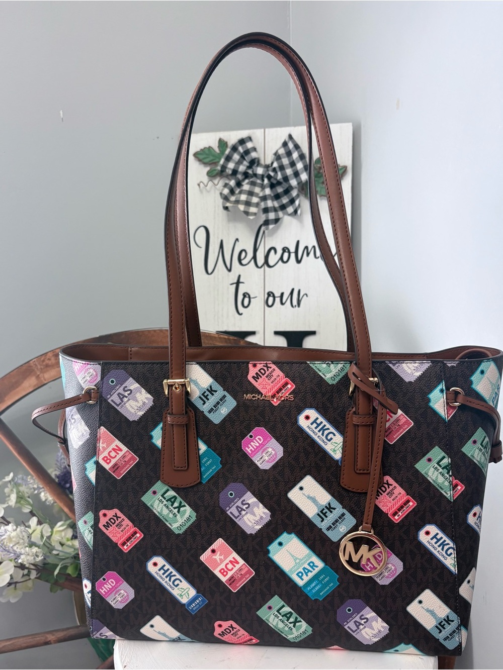 MICHAEL KORS Jet Set Travel Tote Brown Signature  Multicolor Airport Tag Print